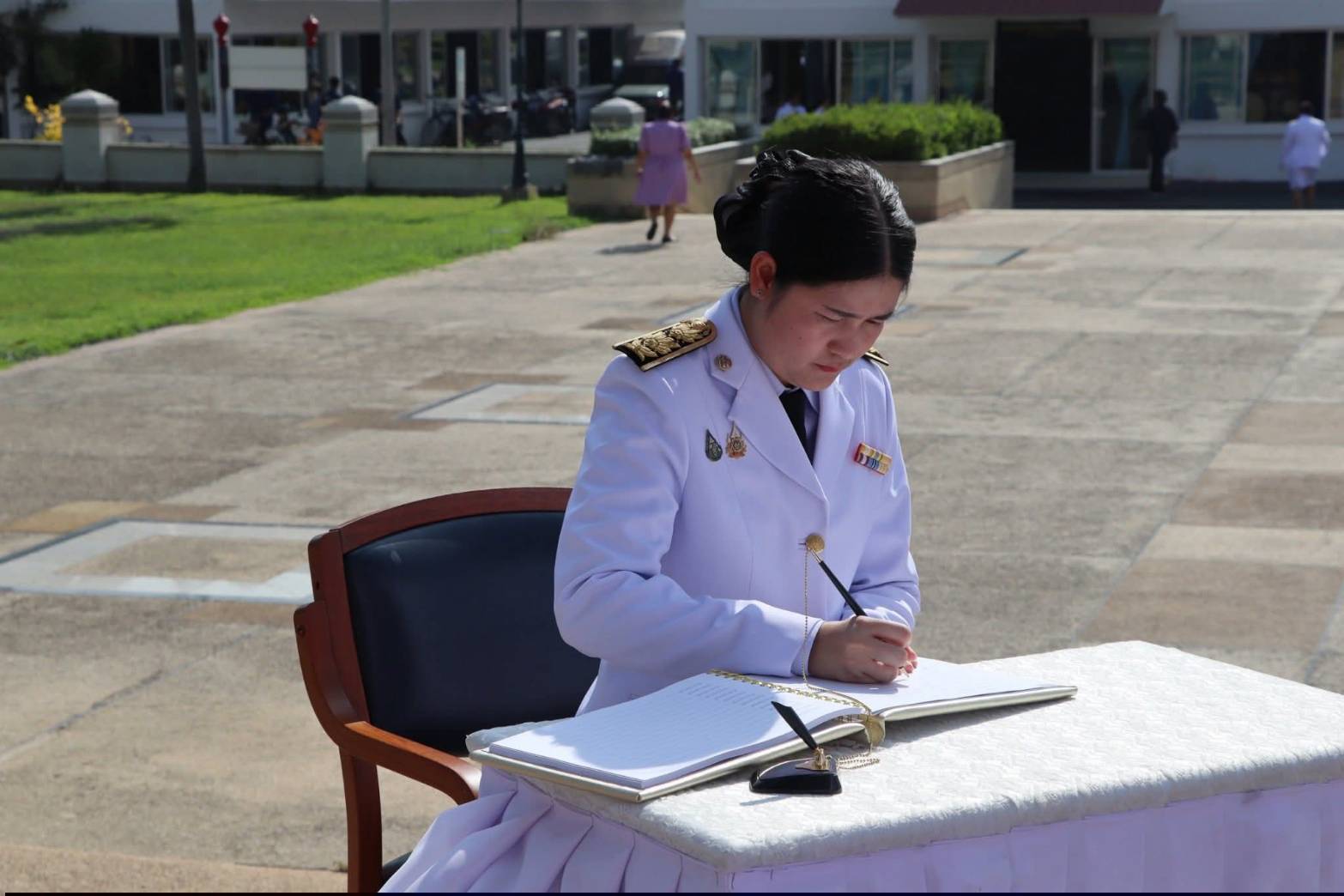title - ศูนย์ส่งเสริมและพัฒนาอาชีพเสริมนอกภาคการเกษตร (ศพส.) จัดพิธีถวายเครื่องราชสักการะ วางพานพุ่ม และพิธีลงนามถวายพระพรชัยมงคลเฉลิมพระเกียรติ เนื่องในโอกาสมหามงคลเฉลิมพระชนมพรรษา สมเด็จพระนางเจ้าสุทิดา พัชรสุธาพิมลลักษณ พระบรมราชินี วันที่ 3 มิถุนายน 2569
